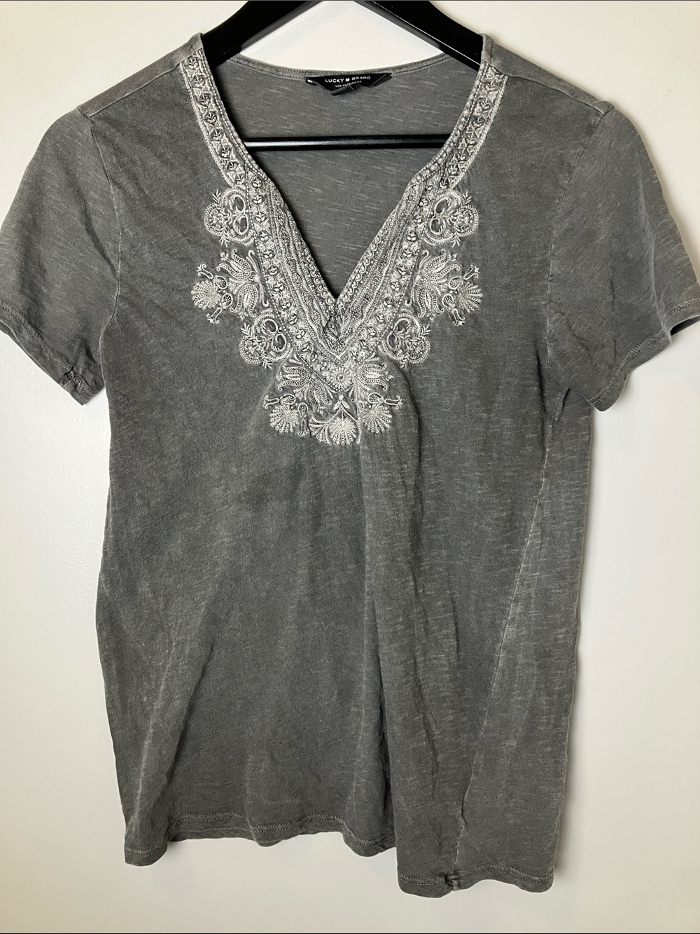 Lucky Brand Gray Short-Sleeve V-Neck Tee Embroidery Size Medium Boho Y2K